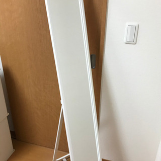 白い木製フレームの 全身鏡