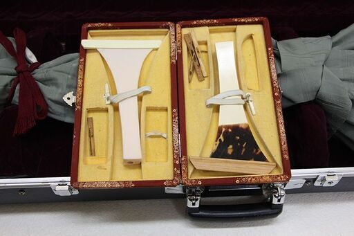 現状品 三味線 太棹 ? 皮破れ ケース 付き 津軽 撥 民謡 伴奏 浪曲 義太夫 和楽器 (R2033swxY) 現状品 三味線 太棹 ? 皮破れ ケース 付き 津軽 撥 民謡 伴奏 浪曲