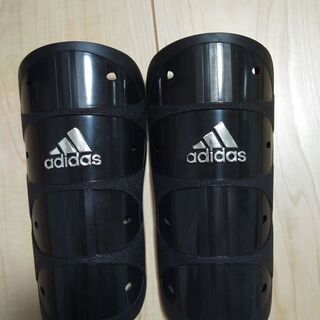 レガース(adidas)黒　美品　サッカー　フットサル
