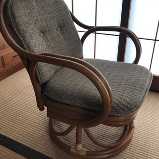 籐製の座面の低い回転椅子