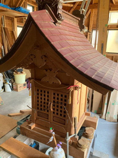 祠 屋根だけでも10万円以上かかってます