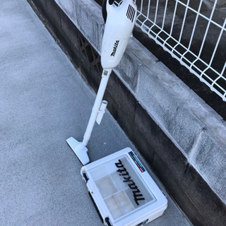 マキタ 14.4V インパクトドライバーと掃除機