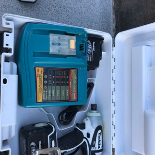 マキタ 14.4V インパクトドライバーと掃除機