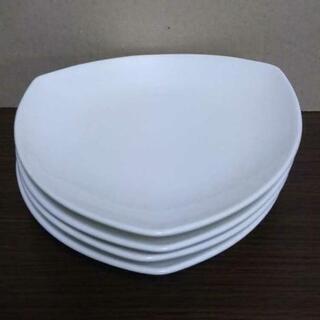 白いお皿・おにぎり型平皿