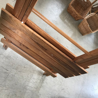 折りたたみ式の、木のテーブル