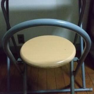 折り畳みテーブルと椅子