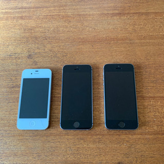 昔のiPhone(4sと5sが2台)スペースグレー、イヤホン。