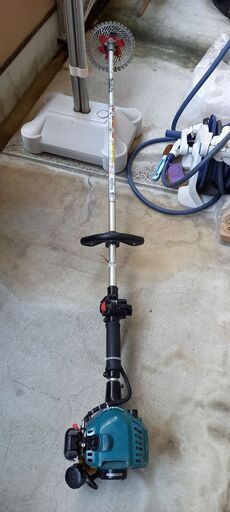 中古品の刈払機(草刈機)マキタ・エンジン式2スト ループハンドル 排気量21mL 楽々スタート仕様 手元停止スイッチ仕様 MEM2102L