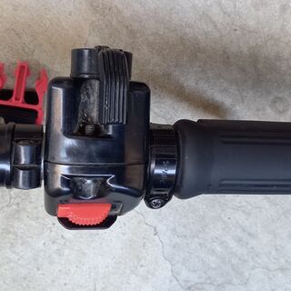 中古品の刈払機(草刈機)マキタ・エンジン式2スト ループハンドル 排気量21mL 楽々スタート仕様 手元停止スイッチ仕様 MEM2102L