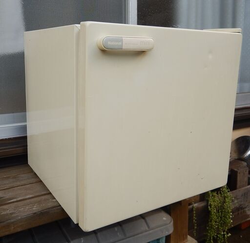 小型冷蔵庫　ナショナルNR-57P-WW 白　100V ホテル、アパート、ベッドルーム、ガレージ、事務所等に