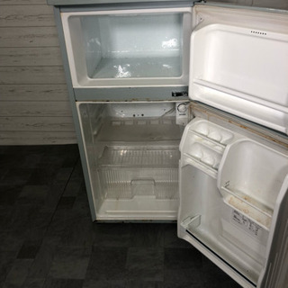 2ドア冷蔵庫 古いですが冷えます。 無料！