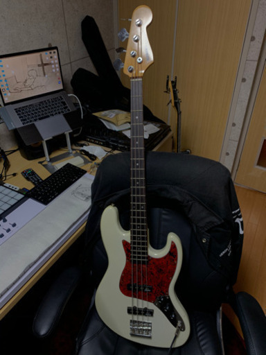 楽器 これら3つ売ります。ベース2つ バイオリン1つ