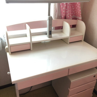 可愛いピンクの学習机