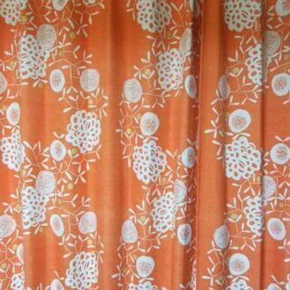 お花とオレンジのカーテン　110cm×200cm