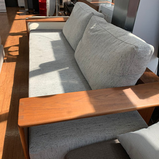 オシャレなイバタインテリアの2人掛けソファです♪