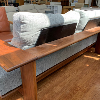 オシャレなイバタインテリアの2人掛けソファです♪