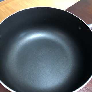 数回しか使用してない鍋。　直径24cm、深さ10cm。