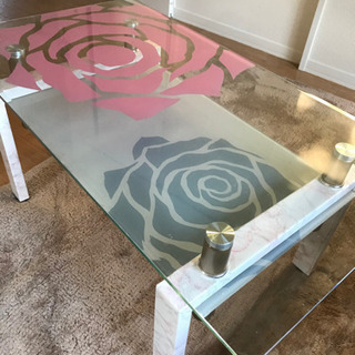 ソファーテーブル！バラ柄で可愛いガラステーブルです！