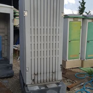 仮設トイレ(汲み取り式)、簡易水洗ペダル式【丈夫で頑丈、事務所の常設可能です】 洗浄済みです。仮設トイレ(汲み取り式)、簡易水洗ペダル式【丈夫で頑丈