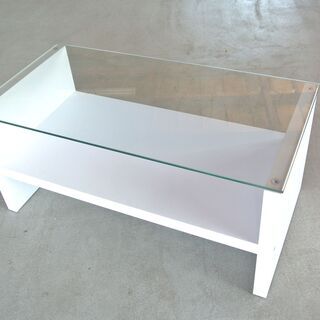 強化ガラスの白テーブル　ローテーブル　リビング　応接室　机