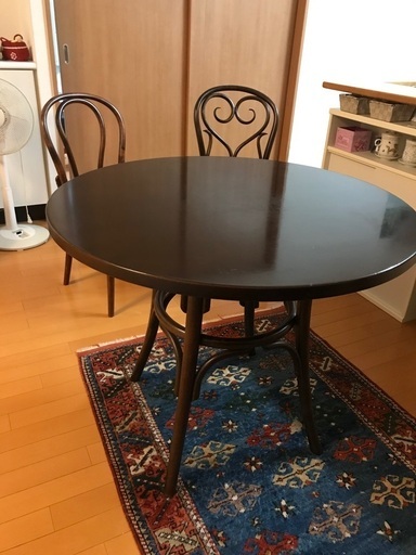 丸テーブルと椅子二脚