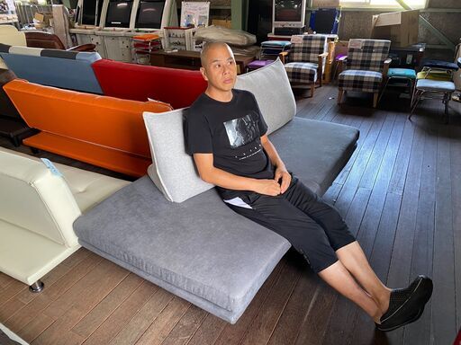 人気ソファーを19800円で販売します！座椅子が移動するスグレモノ！色んな使い方が出来ます！