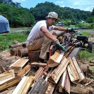 広葉樹の乾燥薪 軽トラ1台分 広葉樹の乾燥薪 軽トラ1台分