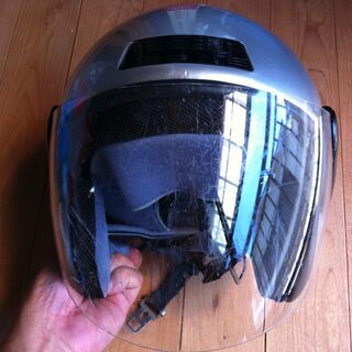 シルバーのシールド付きジェットヘルメット小傷あり