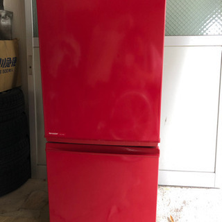 赤いシャープ2ドア冷蔵庫