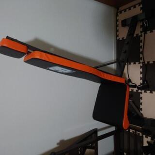 ダンベルとトレーニングベンチ