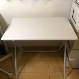 薄く折り畳める便利な机