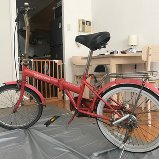 赤い折りたたみ自転車