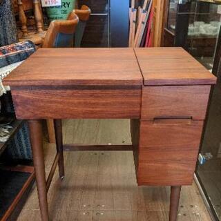 北欧家具　『emo（エモ）』のドレッサー　木製　ウォールナット レトロなデザインのemo.(エモ)シリーズのドレッサー&スツール