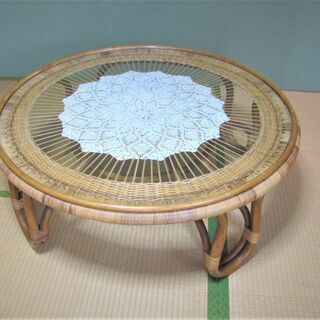 籐製の丸テーブル