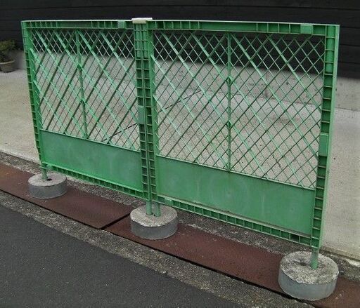 駐車場の仕切りや区画整理にも便利なプラスチック製のフェンス 中古品 フェンス2枚 ジョイント1個 土台3個で1セット追加も可 コーストライン 岩滝口の防災 セキュリティの中古あげます 譲ります ジモティーで不用品の処分