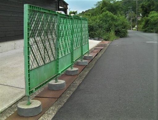 駐車場の仕切りや区画整理にも便利なプラスチック製のフェンス 中古品 フェンス2枚 ジョイント1個 土台3個で1セット追加も可 コーストライン 岩滝口の防災 セキュリティの中古あげます 譲ります ジモティーで不用品の処分