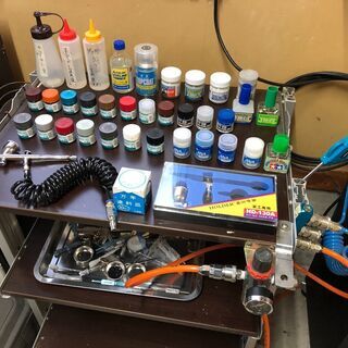塗装グッズ一式】プラモデルの塗装グッズと作業台売ります！ アウトレット