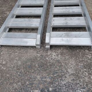 畦越　アルミブリッジ2本/1組　W300mm×L1200mm　最大荷重1.0t、自重４.2kg/本 畦越 アルミブリッジ2本/1組 W300mm×L1200mm 最大荷重1.0t、自重