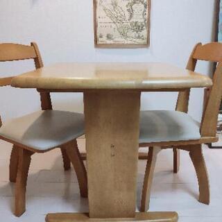 木目調のテーブル1つ&椅子2つ(2人暮らしに適切)
