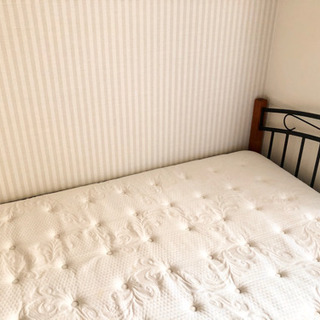 ダブル　マットレスとベッドフレーム