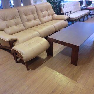 【中古美品】自社配送＆設置可能　カリモク家具 応接３点セット　革張り３人掛けソファ、スツール、テーブル 今年３月購入品