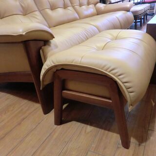 【中古美品】自社配送＆設置可能　カリモク家具 応接３点セット　革張り３人掛けソファ、スツール、テーブル 今年３月購入品
