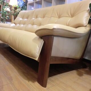 【中古美品】自社配送＆設置可能　カリモク家具 応接３点セット　革張り３人掛けソファ、スツール、テーブル 今年３月購入品