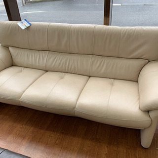 ゆったり座れちゃう!!karimokuの3人掛けソファです♪