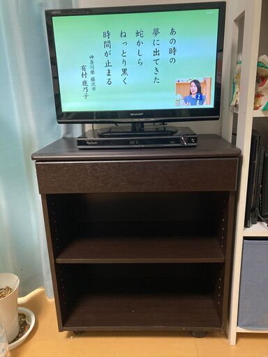 22型液晶テレビ・ブルーレイプレイヤー・台の3点セットをお売りします