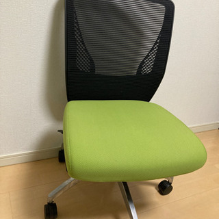 2020/04/08にAmazonで購入した黄緑の椅子です