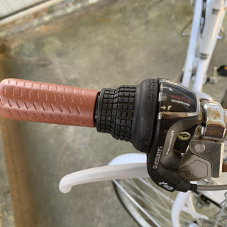 白いオシャレな自転車 27インチ ママチャリ オートライト 切替付き