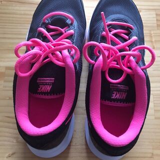 NIKE 女性用　靴　25.5㎝　未使用　値下げしました。