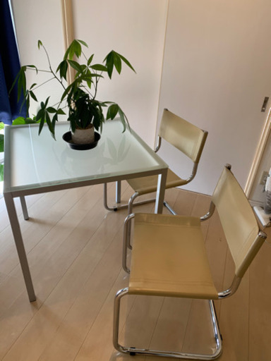 [値下げしました]Francfrancで購入したガラスのテーブルとオシャレなイタリア製の椅子2脚セット