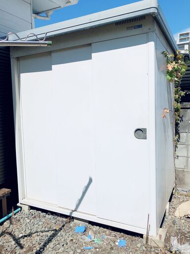 引き取り限定！　カギ付き物置き